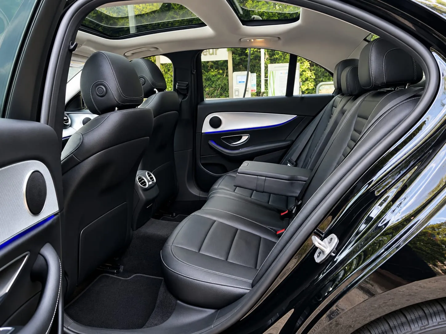 Banquette arrière en cuir noir et toit panoramique de la Mercedes Classe E